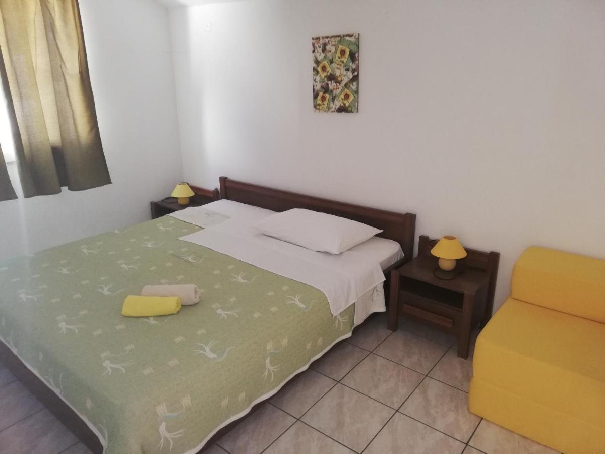 Apartments And Rooms With Parking Space Zavala, Hvar - 128 Jelsa  Bagian luar foto